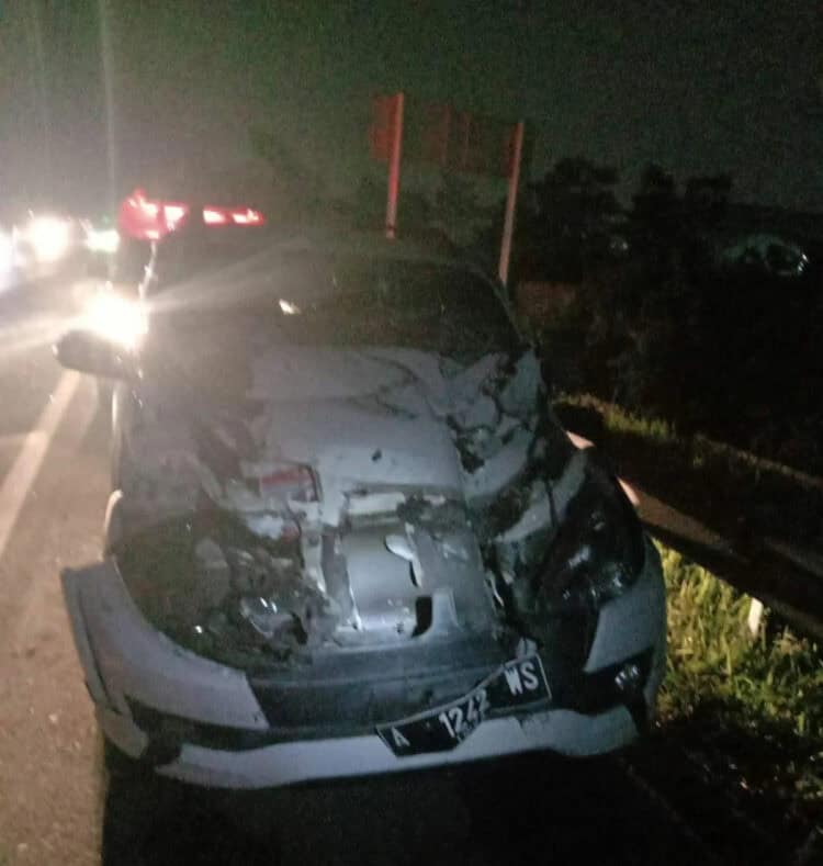 Sopir Minibus Panik, Tabrak Dua Truk di Gerbang Tol Cikupa