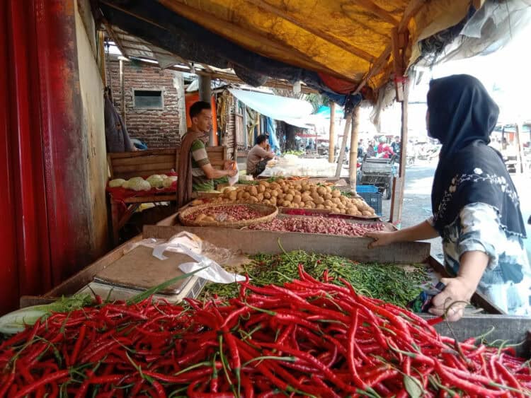 Seorang pedagang bumbu dan sayuran, di Pasar wilayah Kota Serang, Selasa (24/5/2022). (ISTIMEWA)