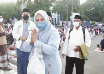 Bupati Pandeglang, Irna Narulita, usai melaksanakan Solat Idul Fitri berjamaah, di Masjid Agung Ar Rahman Pandeglang, Senin (2/5/3022). (ISTIMEWA)
