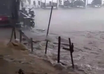 Banjir akibat luapan Sungai Cibayawak, Desa Pari, Kecamatan Mandalawangi, Kabupaten Pandeglang, Kamis (12/5)2022) sore. (ISTIMEWA)