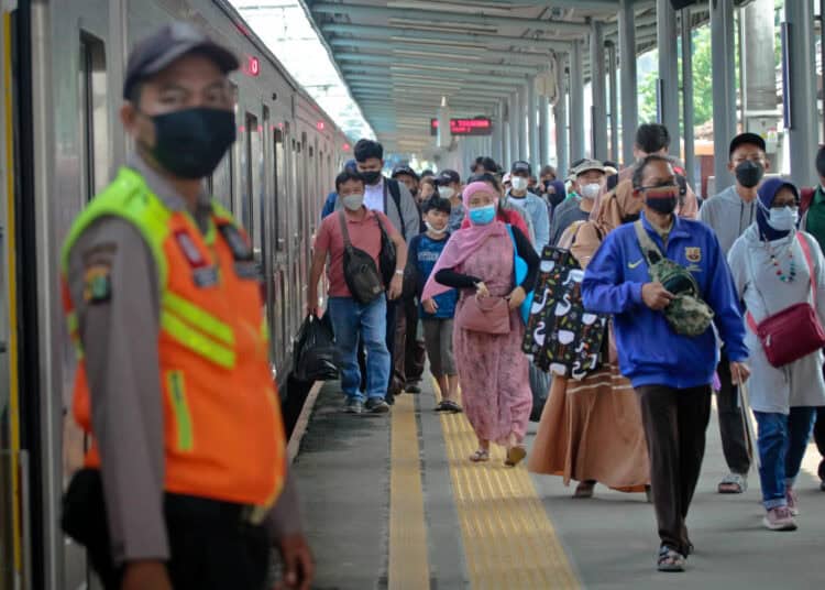 Foto Pelonggaran Kapasitas Penumpang KRL Jabodetabek