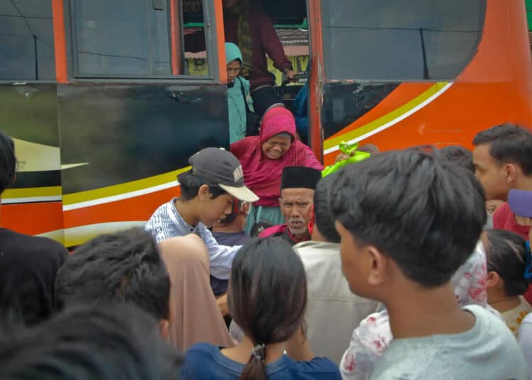 Foto Suasana Haru Kedatangan Korban Kecelakaan Bus di Ciamis ke Tangerang