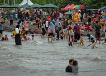 Foto Liburan di Pantai Tanjung Pasir Tangerang