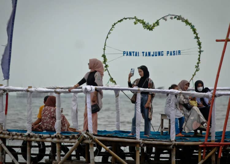 Foto Liburan di Pantai Tanjung Pasir Tangerang