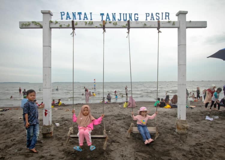 Foto Liburan di Pantai Tanjung Pasir Tangerang