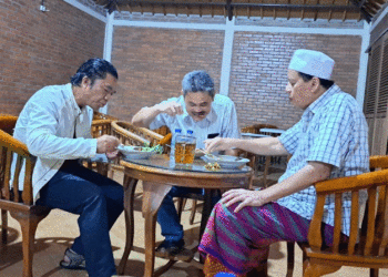Usai Dilantik, Al Muktabar Makan Sate Bareng Wahidin Halim