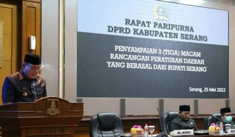 Wakil Bupati Serang, Pandji Tirtayasa, menyampaikan nota usul Raperda dalam rapat paripurna, Rabu (25/5/2022). (ISTIMEWA)