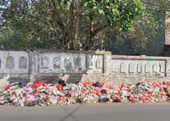 Tumpukan sampah liar, masih terlihat dan berserakan mengotori Jalan Kyai. H. Abdul Latif, Kota Serang, tepatnya di depan TPU Panancangan. Sampah yang dibuang sembarang itu, diduga berasal dari sampah rumah tangga. Kamis (26/5/2022). (ASIH SAFITRI/SATELITNEWS.ID)