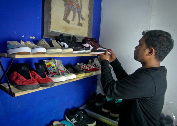 Foto Pengguna Jasa Cuci Sepatu Meningkat Pasca Libur Lebaran