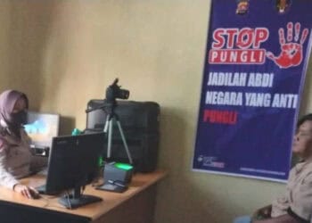 Seorang warga sedang melakukan pemotretan pembuatan SIM, di ruang pelayanan di Mapolres Pandeglang, Selasa (10/5/2022). (ISTIMEWA)