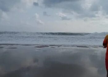 Anggota Balawista saat memonitoring sejumlah pantai di Lebak selatan saat gelombang tinggi terjadi. DOK: BALAWISTA