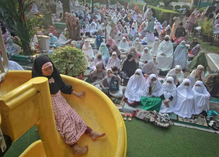 Foto Salat Idul Fitri di Masjid Raya Al Azhom Tangerang
