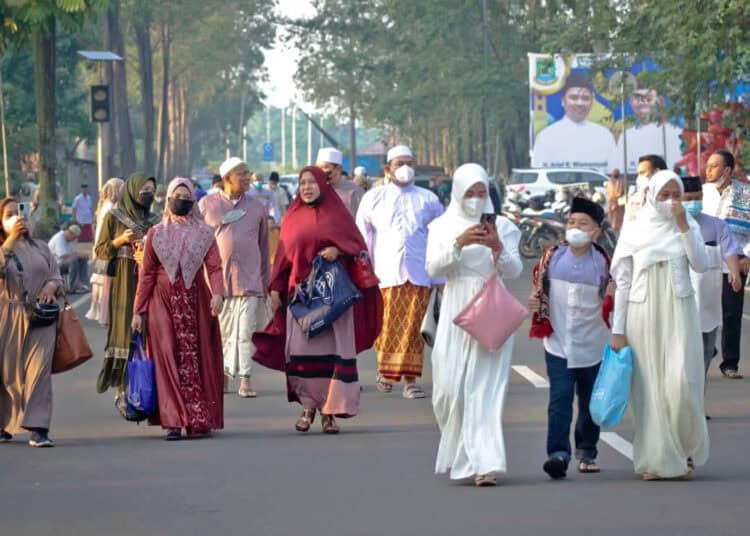 Foto Salat Idul Fitri di Masjid Raya Al Azhom Tangerang