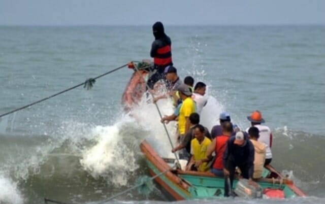 Gelombang Tinggi, Nelayan di Lebak Tetap Melaut Tangkap Ikan