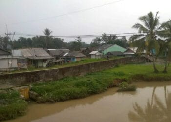 BANGUNAN TANGGUL–Bangunan tanggul di bantaran Sungai Cilemer, tepatnya di Blok Eretan, Kampung Surianeun, Kecamatan Patia, Selasa (21/6/2022). Bangunan ini, hasil pengerjaan pada tahun 2011. (HERMAN SAPUTRA/SATELITNEWS.ID)