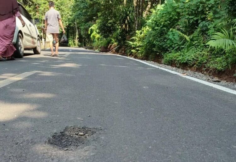 RUSAK–Kondisi ruas jalan Kondangjaya – Pasirkoer Kecamatan Cisata, Kabupaten Pandeglang, yang baru selesai dibangun, sudah terlihat bolong kembali, Minggu (5/6/2022). (ISTIMEWA)