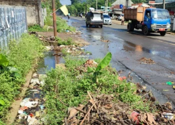 Kondisi ruas jalan nasional jalur Labuan-Pandeglang, tepatnya di Desa Sindanglaya, Kecamatan Pagelaran, Kabupaten Pandeglang, dipenuhi sampah dan air, Kamis (9/6/2022). (ISTIMEWA)