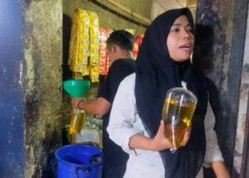 Warga Pandeglang sedang membeli Migor curah di Pasar Badak Pandeglang, Selasa (28/6/2022). (ISTIMEWA)