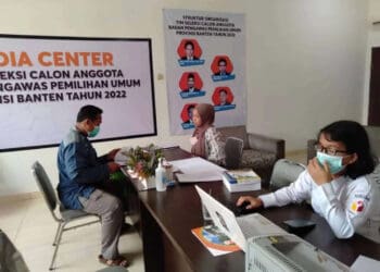 MEMINTA FORMULIR–Seorang warga mengambil formulir, untuk pendaftaran rekrutmen komisioner Bawaslu Provinsi Banten di Sekretariat Timsel Ruko Sukses 2 Blok.R No14 Jl.Kh.Abdul Latif, Sumur Pecung, Kota Serang, Rabu (22/6/2022). (HERMAN SAPUTRA/SATELITNEWS.ID)