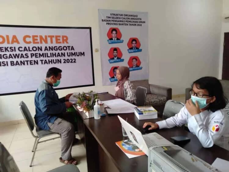 MEMINTA FORMULIR–Seorang warga mengambil formulir, untuk pendaftaran rekrutmen komisioner Bawaslu Provinsi Banten di Sekretariat Timsel Ruko Sukses 2 Blok.R No14 Jl.Kh.Abdul Latif, Sumur Pecung, Kota Serang, Rabu (22/6/2022). (HERMAN SAPUTRA/SATELITNEWS.ID)
