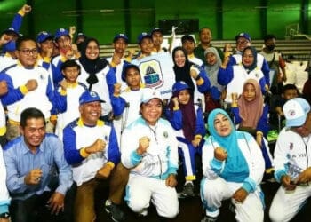 PJ Gubernur Banten Al Muktabar (tengah mengenakan topi) foto bersama panitia dan peserta atlet disabilitas pada ajang Peparpeda ke-VII Tahun 2022 tingkat Provinsi Banten di GOR Stadion Maulana Yusuf, Ciceri, Kota Serang, Selasa (14/6/2022). (ISTIMEWA)