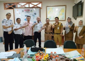 Jajaran pegawai Bapenda Kabupaten Serang, berfoto bersama dengan jajaran KSOP. (ISTIMEWA)