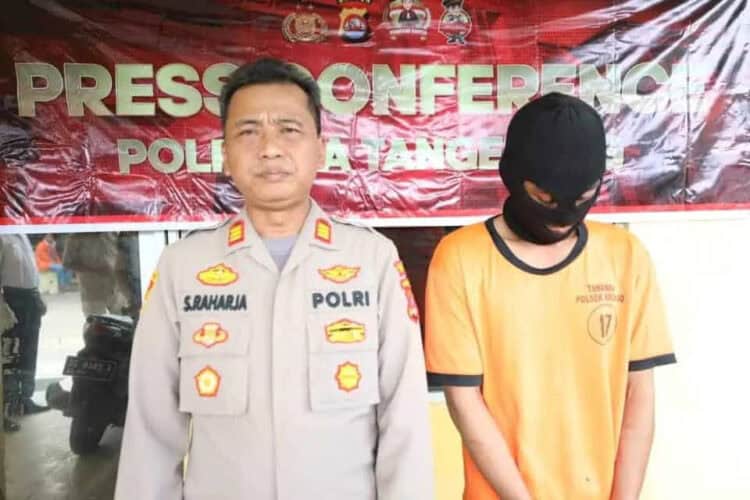 DIAMANKAN: Tersangka SHR dan barang bukti saat diamankan personel Polsek Kronjo Polresta Tangerang. (ISTIMEWA)