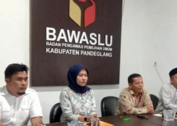 Komisioner dan jajaran sekretariat Bawaslu Pandeglang, mengikuti acara pembukaan pendaftaran Pemantau Pemilu 2024 secara zoom meeting, yang digelar Bawaslu RI, Minggu (12/6/2022). (ISTIMEWA)