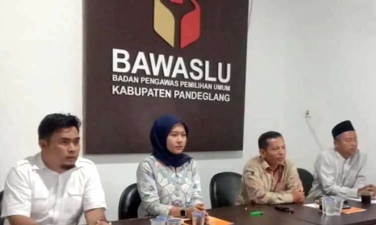 Komisioner dan jajaran sekretariat Bawaslu Pandeglang, mengikuti acara pembukaan pendaftaran Pemantau Pemilu 2024 secara zoom meeting, yang digelar Bawaslu RI, Minggu (12/6/2022). (ISTIMEWA)