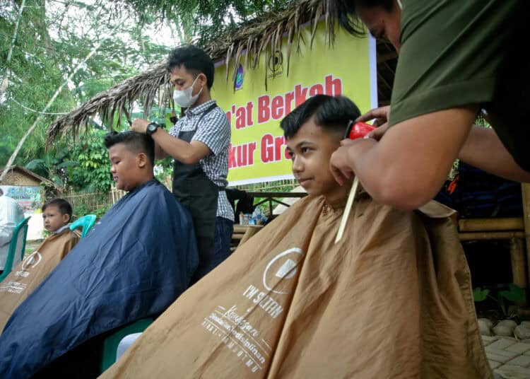 Foto Berkah Jumat Cukur Rambut Gratis Untuk Anak Yatim