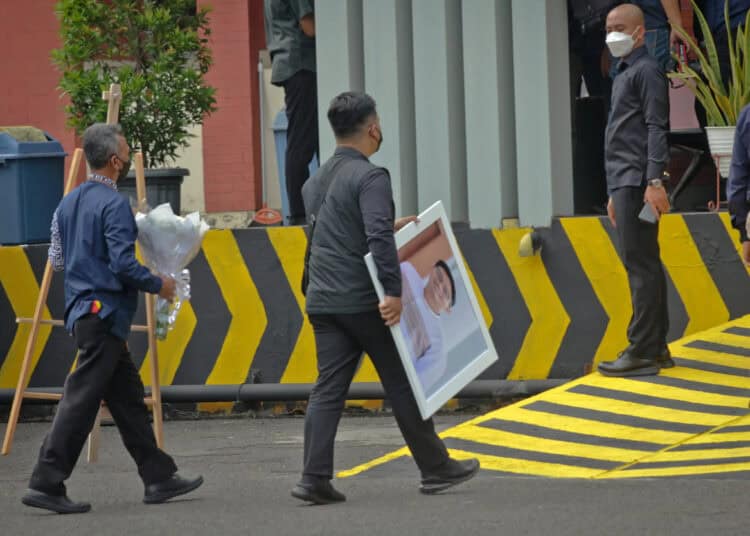 Foto Kedatangan Jenazah Emmeril Khan Mumtadz di Bandara Soetta, Tangerang