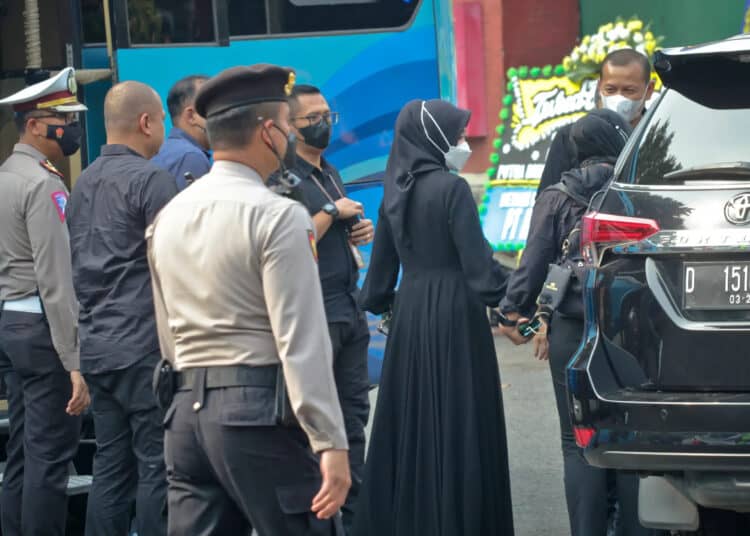 Foto Kedatangan Jenazah Emmeril Khan Mumtadz di Bandara Soetta, Tangerang