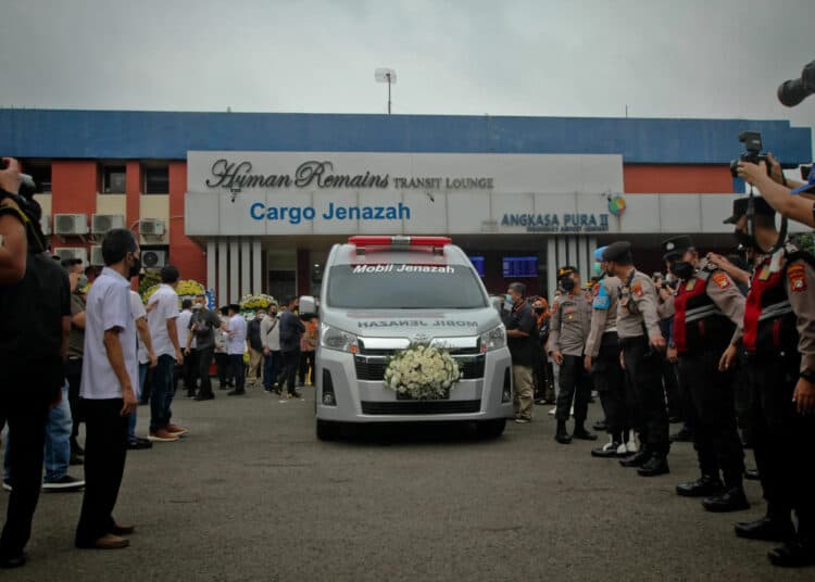Foto Kedatangan Jenazah Emmeril Khan Mumtadz di Bandara Soetta, Tangerang
