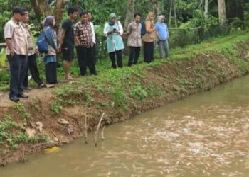 PENINJAUAN–Pihak Dinas Perikanan, sedang meninjau lokasi budaya ikan nila milik salah satu kelompok yang mendapatkan bantuan bibit dari Diskan Pandeglang, beberapa waktu lalu. (ISTIMEWA)