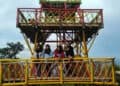 MENARA SELFIE–Para remaja, berselfie di Menara Selfi Gunung Karang, Kabupaten Pandeglang. Lokasi itu diatas ketinggian 940 meter, dari permukaan laut, Selasa (31/5/2022). (HERMAN SAPUTRA/SATELITNEWS.ID)