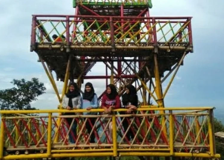 MENARA SELFIE–Para remaja, berselfie di Menara Selfi Gunung Karang, Kabupaten Pandeglang. Lokasi itu diatas ketinggian 940 meter, dari permukaan laut, Selasa (31/5/2022). (HERMAN SAPUTRA/SATELITNEWS.ID)