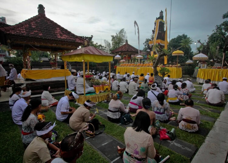 Foto Upacara Galungan di Pura Kerta Jaya Kota Tangerang
