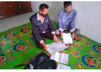 Petugas BPS sedang melakukan sensus penduduk. (ISTIMEWA)