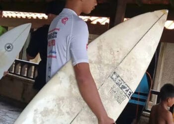 Seorang peselancar ikut seleksi dalam ajang Liga Surfing 1, di Anyer, Kamis (9/6/2022). (ISTIMEWA)