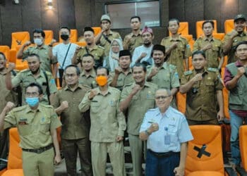 Sejumlah perwakilan BPBD Banten, BPBD Pandeglang, Kades se-Kecamatan Patia, dan aparatur Kecamatan Patia, foto bersama usai kegiatan sosialisasi, edukasi dan mitigasi bencana, di Aula BPBD Banten, Senin (20/6/2022). (ISTIMEWA)
