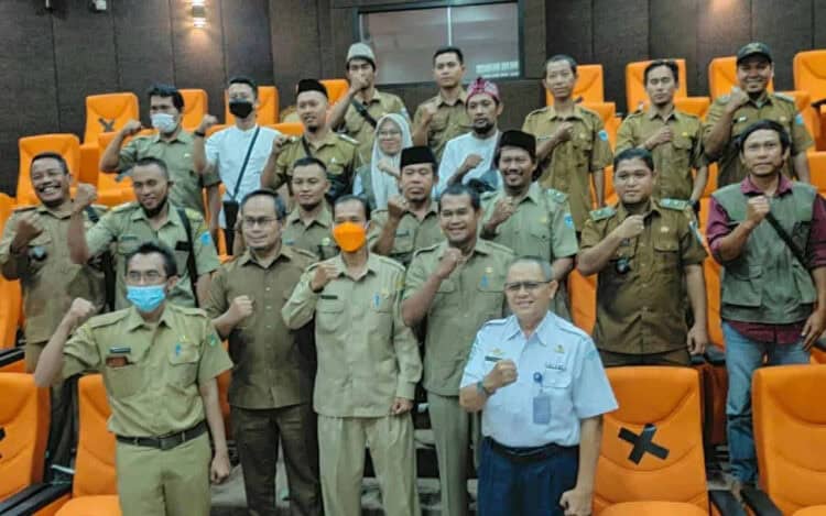 Sejumlah perwakilan BPBD Banten, BPBD Pandeglang, Kades se-Kecamatan Patia, dan aparatur Kecamatan Patia, foto bersama usai kegiatan sosialisasi, edukasi dan mitigasi bencana, di Aula BPBD Banten, Senin (20/6/2022). (ISTIMEWA)
