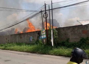 Pabrik bingkai lukisan di Kabupaten Serang terbakar, Selasa (21/6/2022). (ISTIMEWA)