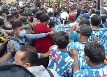 Ngotot Agar Berkas Pengusaha Ternak Ditandatangani DPMPTSP Lebak, Massa Badak Banten Perjuangan Ricuh dengan Polisi