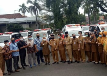 Bupati Serang Ratu Tatu Chasanah, foto bersama di depan ambulans yang baru diperbaiki oleh salah satu perusahaan di Serang Timur, beberapa waktu lalu. (ISTIMEWA)