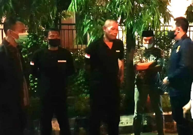 Sejumlah personel Polisi dari Polresta Serang Kota, menunggu di depan rumah NM, Selasa (14/6/2022) malam. (ISTIMEWA)