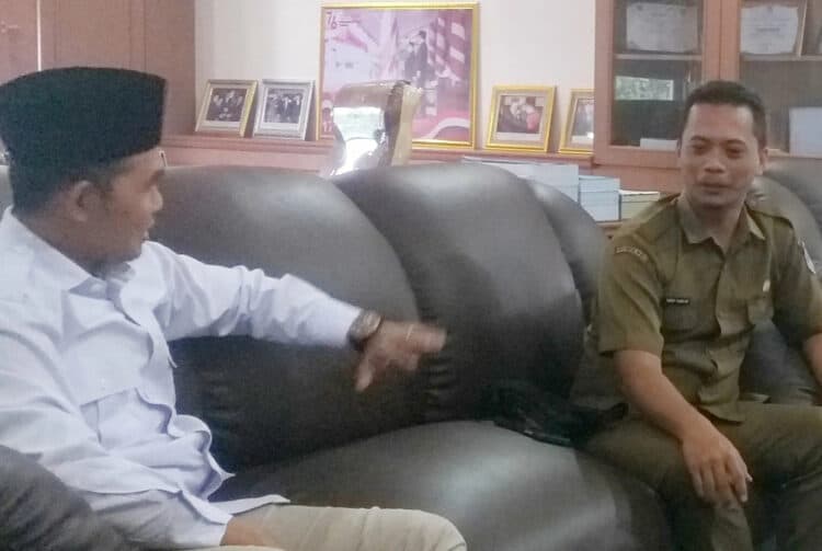 Ketua DPRD Pandeglang, Tubagus Udi Juhdi sedang mendengarkan keluh kesah para honorer di ruang kerjanya, Selasa (21/6/2022). (NIPAL SUTIANA/SATELITNEWS.ID)
