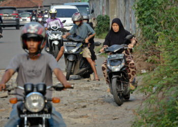 Foto Kerusakan Jalan HA Chaerudin Jatiuwung Kota Tangerang