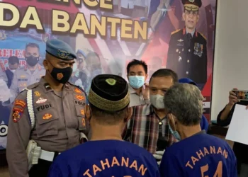 MAFIA TANAH–US Kades Carita (kanan mengenakan baju tahanan) dan SHJ (kiri) ditahan diduga terlibat sindikat mafia tanah saat konferensi pers di Polda Banten, Kamis (16/6/2022). (ISTIMEWA)