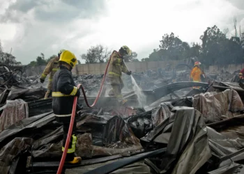 Foto Damkar Berjibaku Padamkan Api di Pabrik Tiner Curug