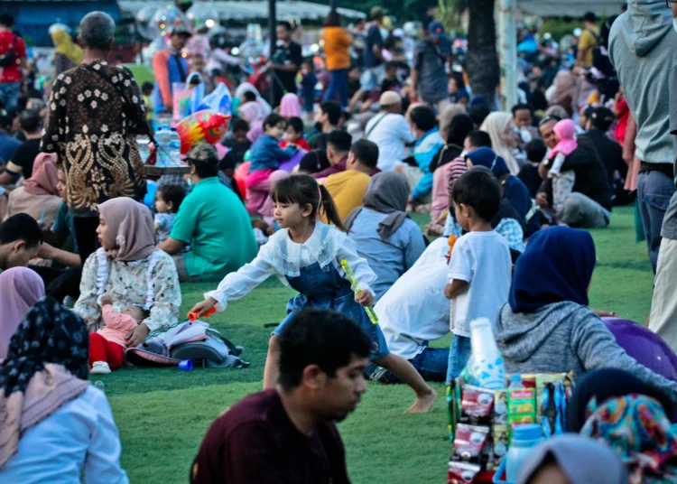 Foto Menikmati Hari Libur di Taman Elektrik Kota Tangerang
